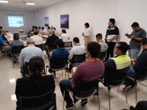 Personal especializado prepara contenedores para el traslado seguro de órganos desde Mérida en el Aeropuerto Internacional.