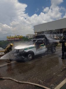 Bomberos y personal de la SSP actuaron rápidamente para controlar el incendio de la camioneta sobre el periférico de Mérida, evitando que la situación se tornara en una tragedia.