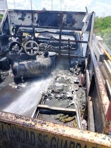 El vehículo de la gasera quedó completamente calcinado, mientras los automovilistas vivieron momentos de angustia en el periférico de Mérida debido al intenso humo y las llamas.