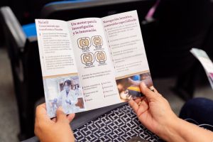 La subsecretaria de Tecnología e Innovación, Carmen Díaz Novelo, explicó el significado de Na’atil y su logotipo que simboliza la comunicación del conocimiento.