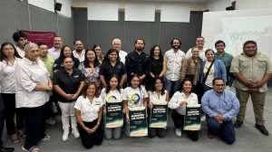 Voluntarios y autoridades locales colaborando en la limpieza, reafirmando el compromiso de Yucatán con la protección del medio ambiente y la biodiversidad costera.