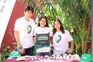 Voluntarios listos para iniciar la jornada donde limpiarán simultáneamente 14 playas, demostrando su compromiso con el medio ambiente y la conservación de los ecosistemas marinos.