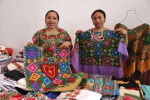 Artistas y artesanos mayahablantes participan en el Gran Museo del Mundo Maya durante el Festejan Día Internacional de los Pueblos Indígenas en Yucatán.