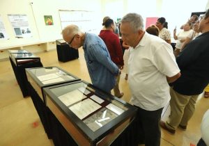 Visitantes recorren la Biblioteca Yucatanense admirando documentos originales que muestran el legado de Santiago Imán, mientras se promueve el liderazgo turístico que impulsan pueblos mayas.