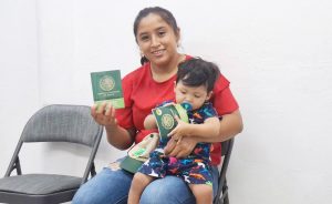 Madres y padres acuden a unidades médicas del estado para completar el esquema de vacunación de sus hijos.