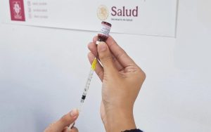 Personal de salud de Yucatán aplicando vacunas como parte de las acciones preventivas contra el sarampión para proteger a la comunidad.