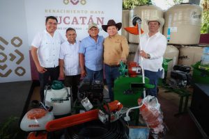 El Gobernador Joaquín Díaz Mena entrega insumos agrícolas en Tekax como parte del programa Renacimiento Agropecuario, beneficiando a más de 170 productores.