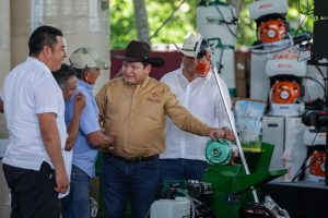 Apicultores de Tekax reciben insumos como parte del impulso al campo yucateco, fortaleciendo la producción de miel con apoyo del programa Renacimiento Agropecuario.