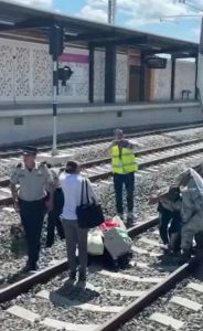 Elementos de la Guardia Nacional auxiliaron a pasajeros durante la evacuación en Izamal.