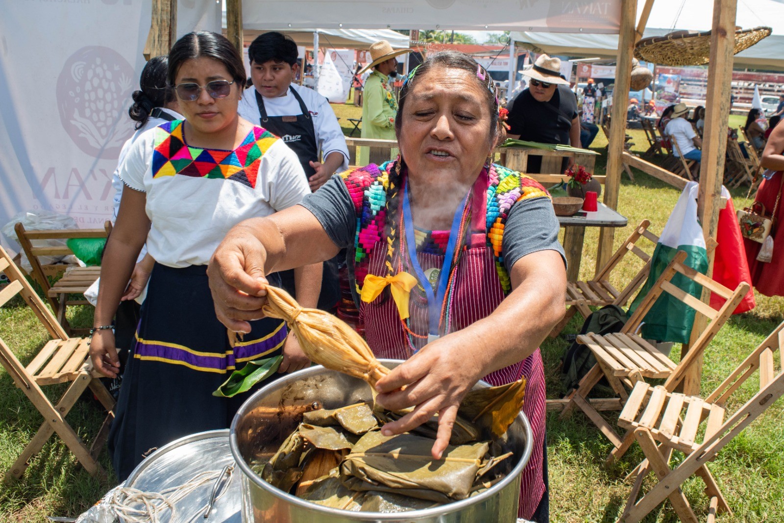 Con la participación de cocineras y cocineros tradicionales, artesanos, productores y estudiantes universitarios, se llevó a cabo con gran éxito la primera edición de Tak’an