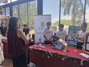 Jóvenes del programa Talento CICY presentan su proyecto innovador sobre el aprovechamiento del sargazo, demostrando el potencial científico de las nuevas generaciones.