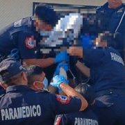 ¡Terrible caída! Mujer queda atravesada por una reja tras caer del techo