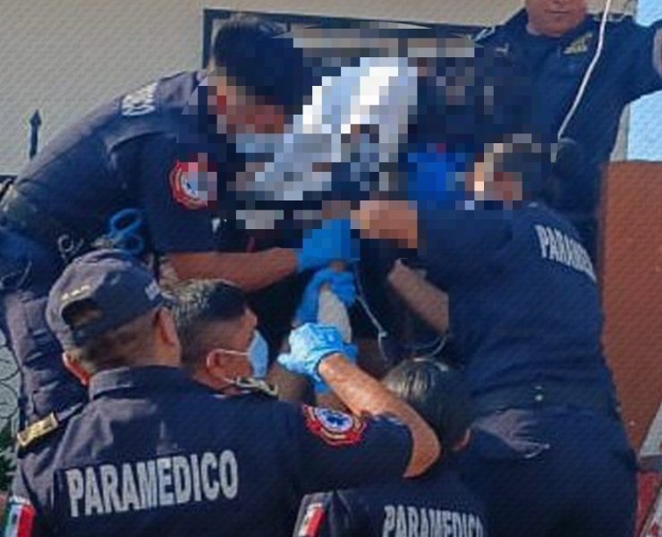 ¡Terrible caída! Mujer queda atravesada por una reja tras caer del techo