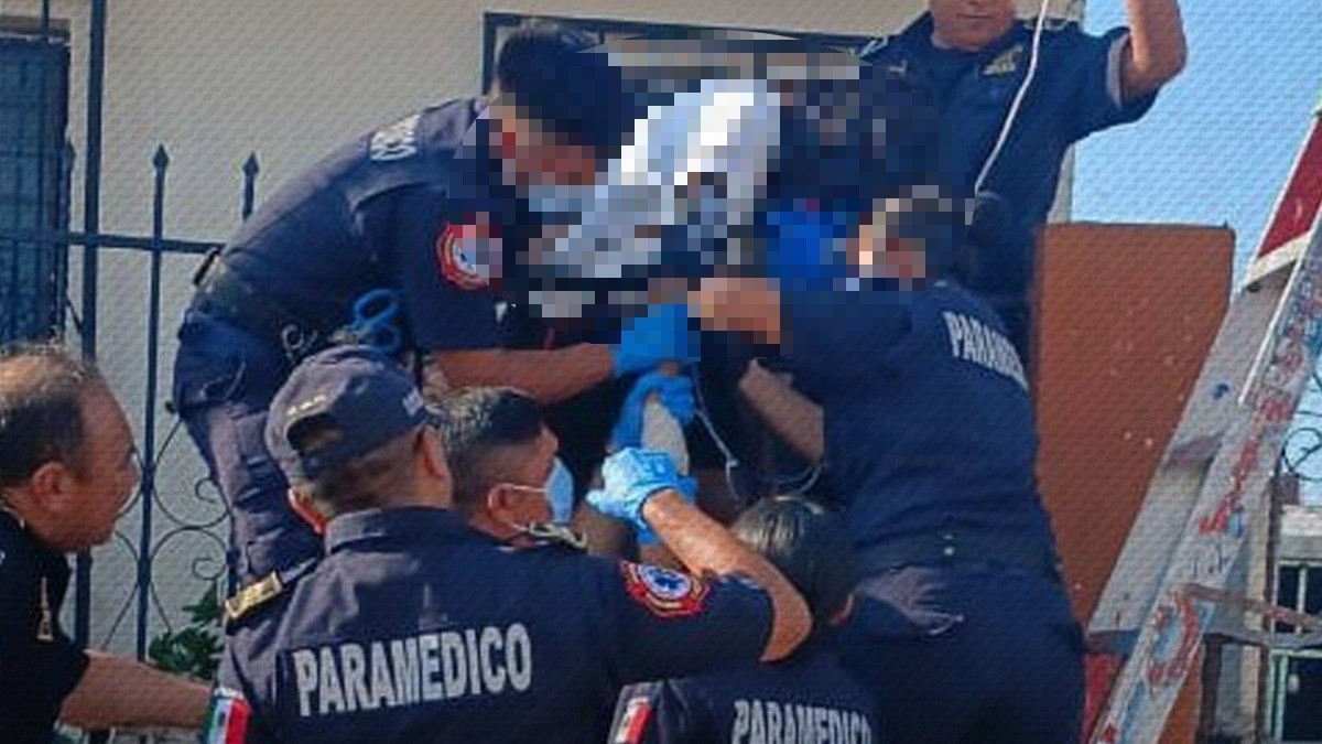 ¡Terrible caída! Mujer queda atravesada por una reja tras caer del techo
