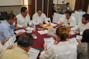 “Autoridades, empresarios y ciudadanía reunidos en el foro para impulsar el turismo sostenible con participación ciudadana en Yucatán.”