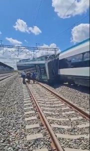 Pasajeros descendiendo con apoyo del personal tras el descarrilamiento del Tren Maya en Izamal.