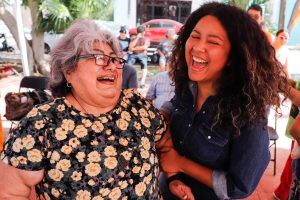 Doña Rosalía muestra emocionada los nuevos lentes de su nieta Lía, beneficiada en la Exitosa jornada de salud visual.