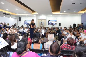 Ciudadanas y ciudadanos participando activamente en el diálogo con la alcaldesa, fortaleciendo la Nueva forma de trabajar por Mérida con inclusión y transparencia.
