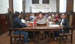 Regidores y funcionarios del Ayuntamiento durante la discusión del convenio que confirma que el Ayuntamiento de Mérida dará terrenos a empresa privada, generando opiniones encontradas entre la ciudadanía.