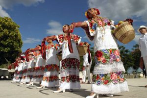 Previo al Grito, se estará presentando el Ballet Folklórico del Estado de Yucatán.