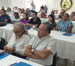Docentes de nivel medio reciben capacitación sobre los beneficios de la Inteligencia Artificial en materia educativa para personalizar la enseñanza.