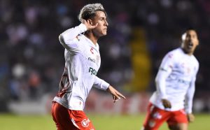 El chicote Calderón le anotó a las Chivas, en la derrota de su equipo con marcador de 3-1.