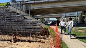 La titular de la SIB, Alaine López Briceño, supervisa los avances de la Modernización de la glorieta de City Center, destacando su impacto como un paso estratégico para Mérida.