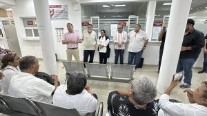 Trabajadores del Centro de Salud Urbano de Mérida durante la protesta pacífica en exigencia de la destitución del director.