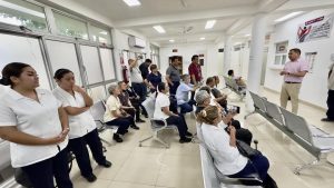 Integrantes del Sindicato Nacional de Trabajadores de la Secretaría de Salud respaldaron la protesta y exigieron respeto a los derechos laborales.