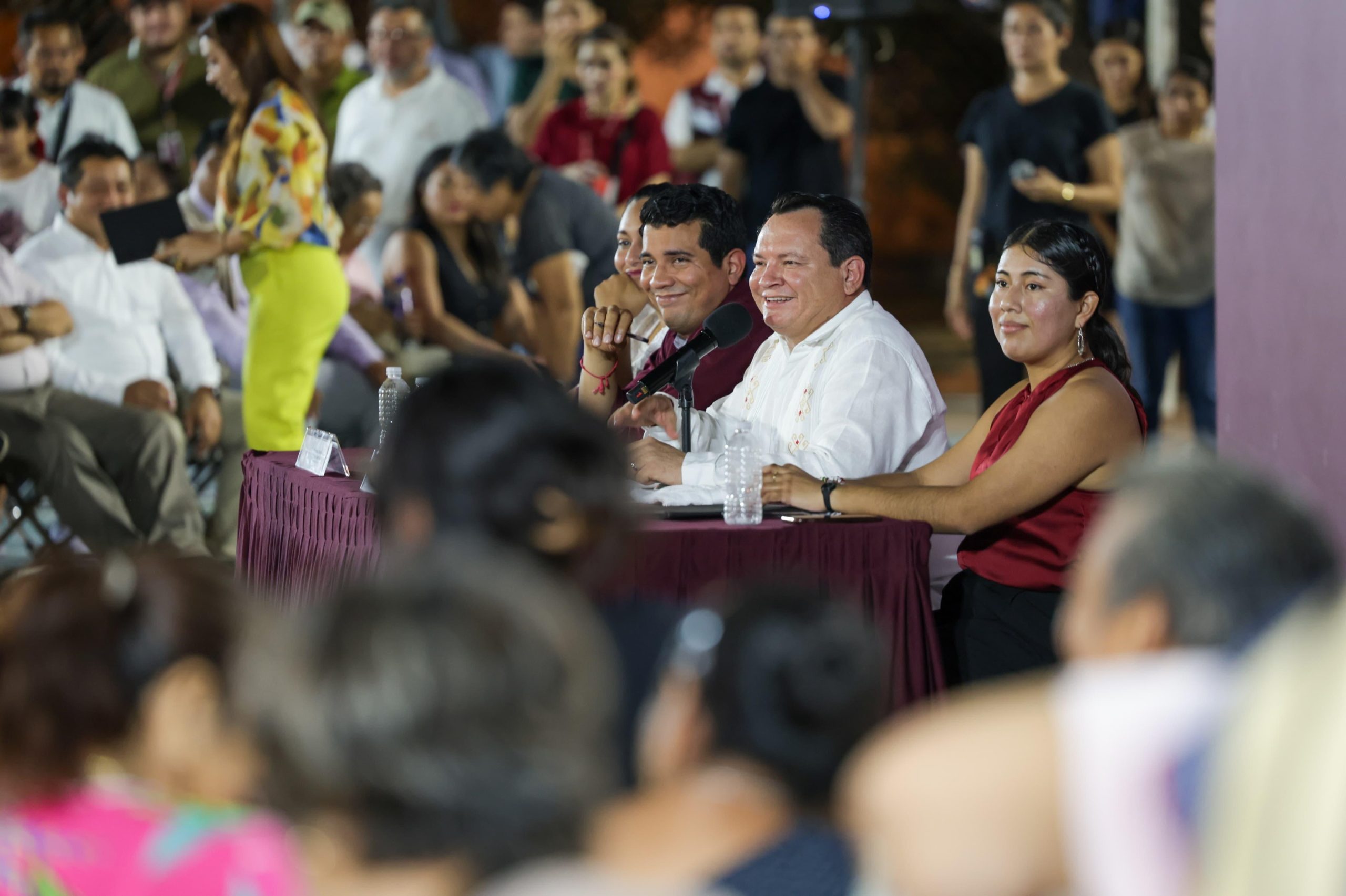 Díaz Mena escucha y responde peticiones de las y los vecinos de la Amalia Solórzano
