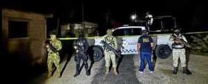Elementos de la SSP y FGE durante el operativo donde aseguraron droga en Dzidzantún, y detuvieron a dos implicados.