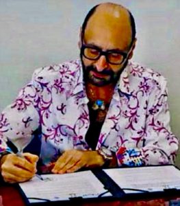 "Víctor Moisés Chamlati Portillo, presunto estafador reincidente, frente a la casona histórica de Paseo de Montejo donde operó el restaurante ‘Piensa Rosa’ sin permisos del INAH."