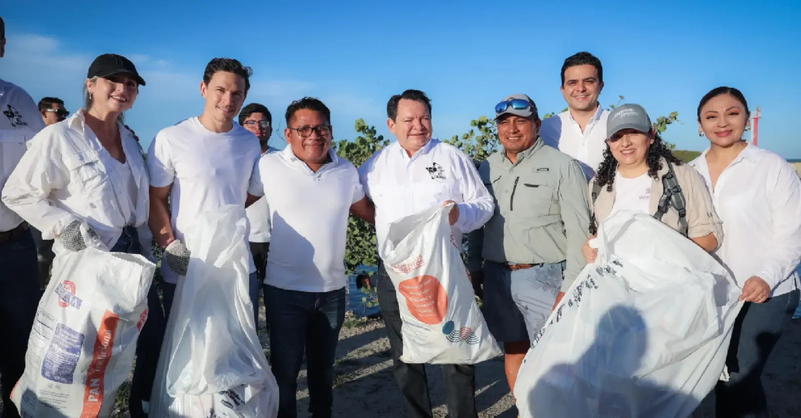 Joaquín Díaz Mena encabezó limpieza de playas en Yucatán