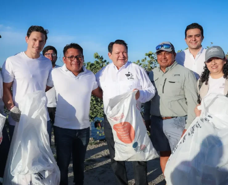 Joaquín Díaz Mena encabezó limpieza de playas en Yucatán