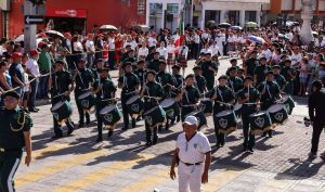 Con paso firme, los jóvenes dieron muestra de disciplina y orgullo durante el desfile cívico-militar en Mérida.