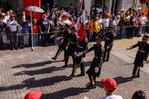 Escoltas y bandas escolares destacaron en el desfile, donde los jóvenes dieron muestra de disciplina y orgullo.