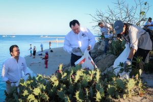El gobernador Joaquín Díaz Mena encabezó limpieza de playas en Chuburná, acompañado de voluntarios comprometidos con el medio ambiente.