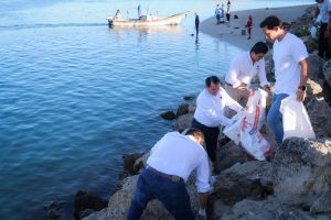 Decenas de ciudadanos se sumaron a la jornada donde Joaquín Díaz Mena encabezó limpieza de playas, reforzando la cultura ambiental en Yucatán.