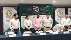 Autoridades y organizadores presentan los detalles de la Convención Nacional de Madereros 2025 en rueda de prensa en Mérida.