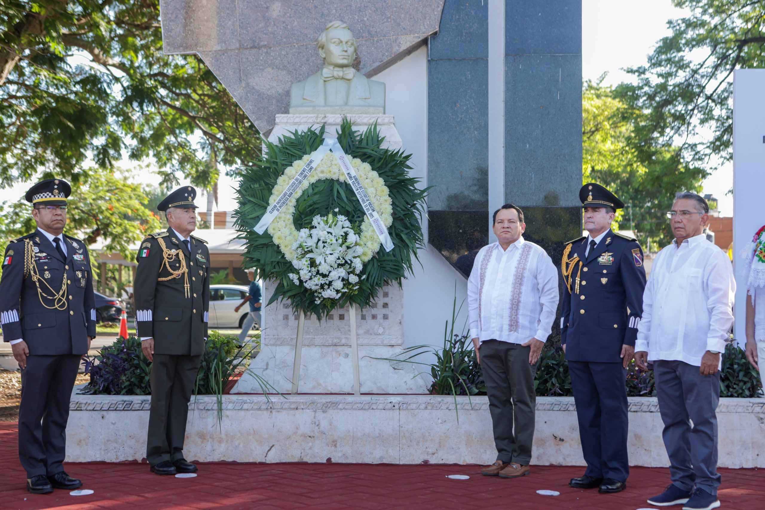 Guardia de honor y ofrenda floral, con motivo del 178 aniversario luctuoso del teniente coronel de Ingeniería Juan Crisóstomo Cano y Cano, en el parque de la colonia Alemán