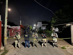 Elementos de seguridad durante el operativo donde cayeron tres narcomenudistas en Ticul.