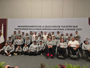 La delegación yucateca posa orgullosa antes de su viaje a Aguascalientes para la Paralimpiada Nacional CONADE 2025.