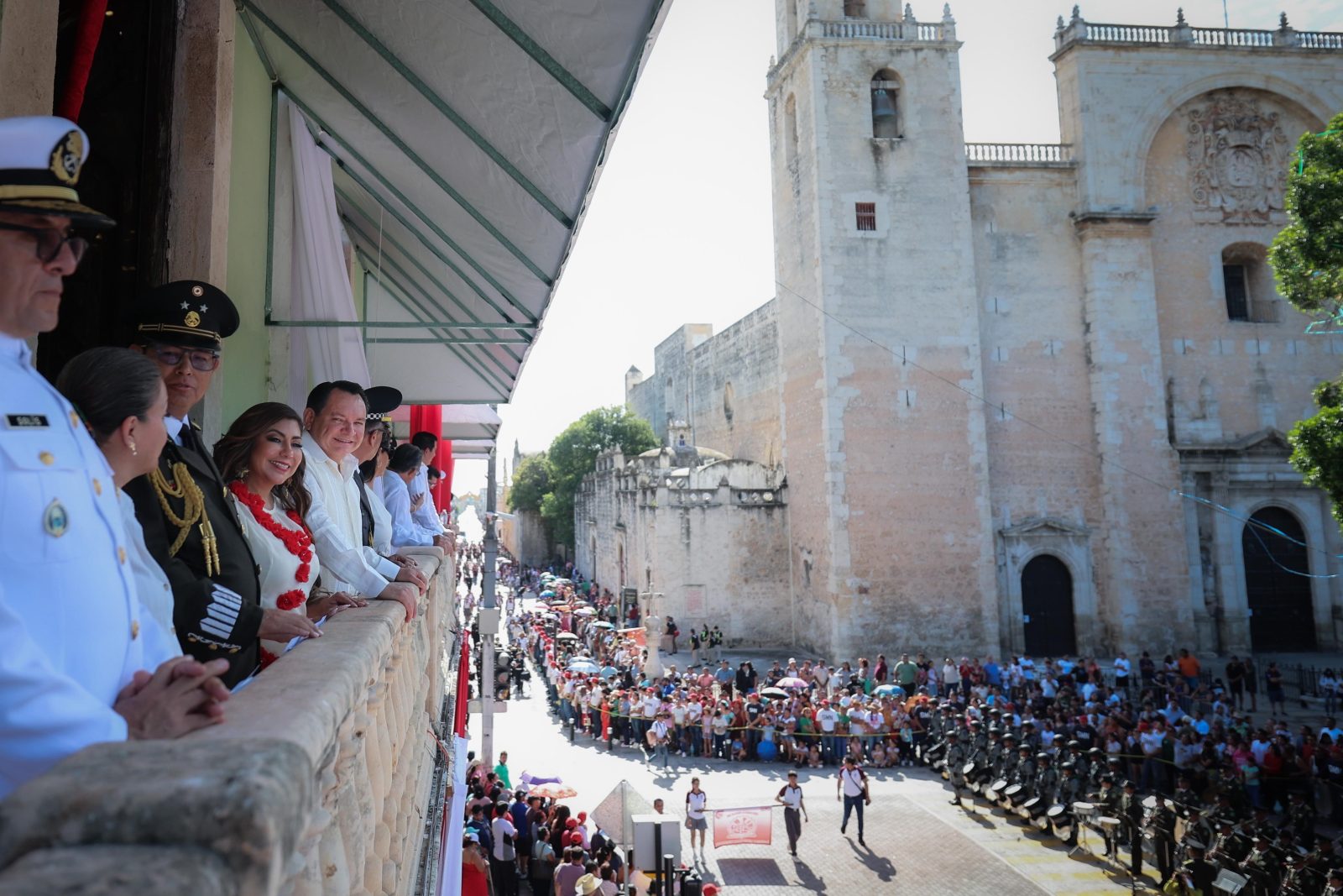¡Patriotismo Total en Mérida! Más de 4,900 participantes engalanan desfile cívico-militar