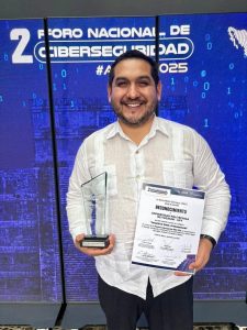 El rector Aarón Rosado Castillo recibe el reconocimiento que confirma que la UPY recibió premio por contribuir a la ciberseguridad en México.