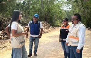 Supervisión de los nuevos caminos sacacosechas en Samahil que impulsan el desarrollo rural en Yucatán.