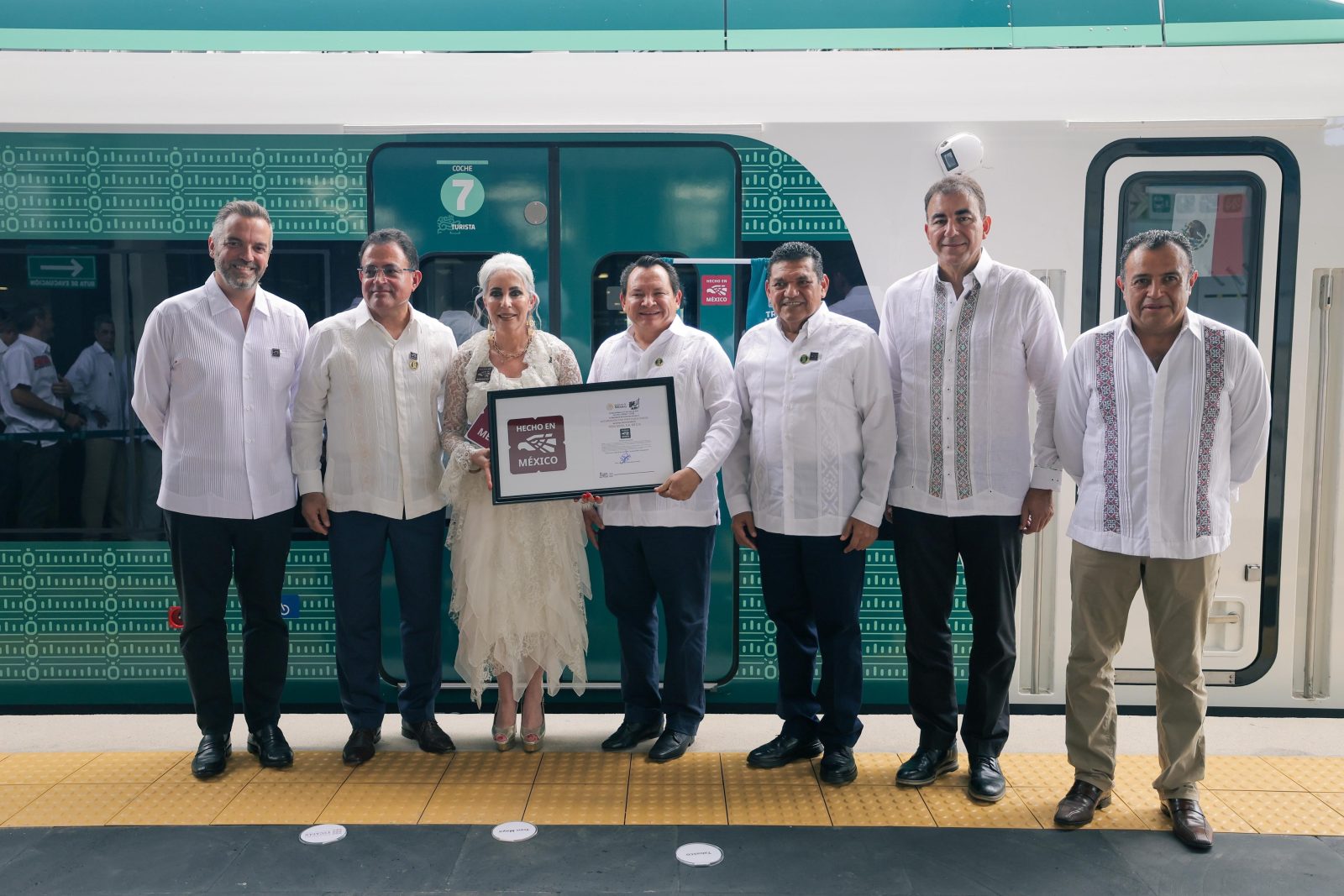Gobernador Joaquín Díaz Mena atestigua entrega del distintivo “Hecho en México” al Tren Maya