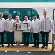 Gobernador Joaquín Díaz Mena atestigua entrega del distintivo “Hecho en México” al Tren Maya