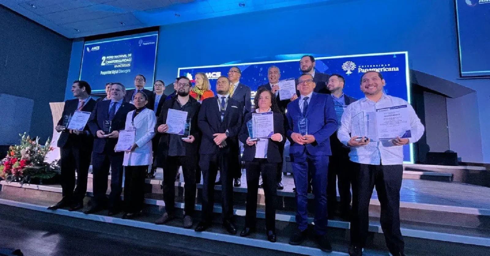 UPY recibió premio por contribuir a la ciberseguridad en México