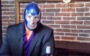 El luchador mexicano Blue Demon Jr. sufrió accidente automovilístico en la CDMX y permanece bajo observación médica en un hospital privado.