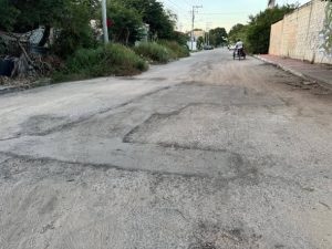 Vecinos del sur de Mérida celebran las labores de bacheo coordinadas por la diputada Clara Rosales Montiel, demostrando que finalmente fueron escuchados.